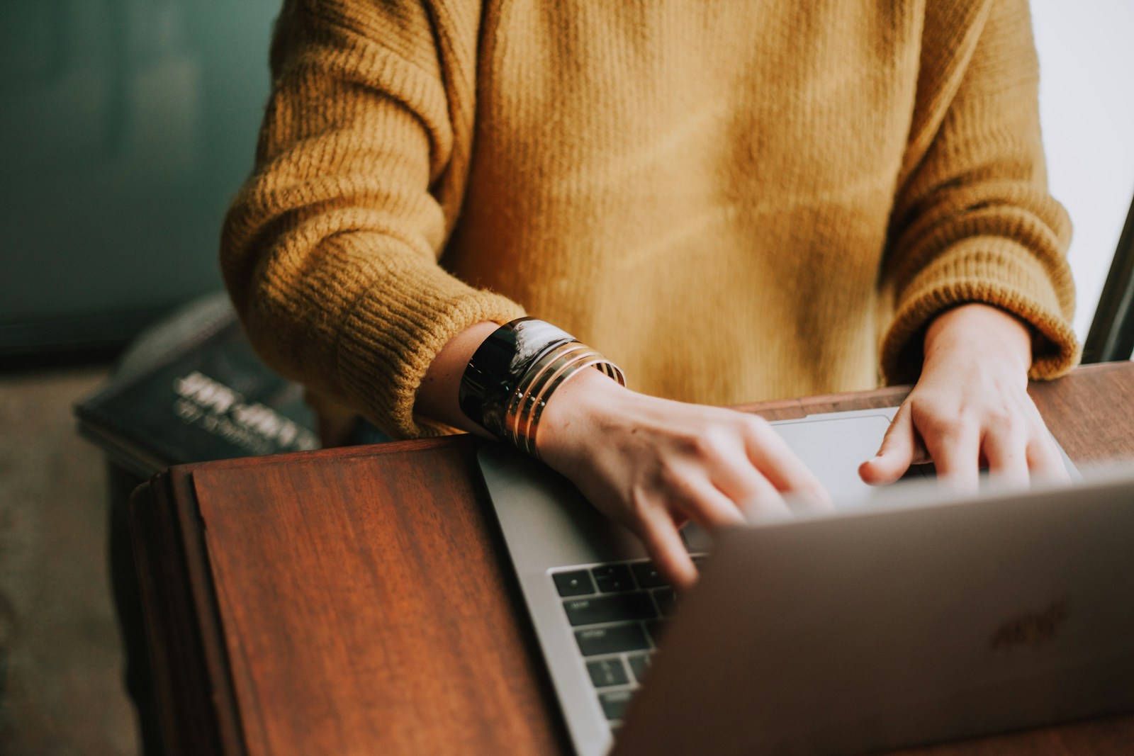 Orientierung am Schreibtisch mit Laptop